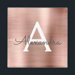 Roze Goud - Roze Roze Borstelmetaal Monogram Naam Magneet<br><div class="desc">Roze Goud - Roze Roze Nep Folie Metallic Geborsteld Metaal Monogram Naam en Initiaal Feestmagneet. Dit is het perfecte verjaardags-,  trouw-,  bruidsfeest-,  jubileum-,  babyfeest- of vrijgezellenfeestcadeau voor iemand die van glamour luxe en chic stijlen houdt.</div>
