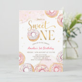 Roze Goud Sweet One Donuts 1e verjaardag Uitnodigi Kaart (Staand voorkant)