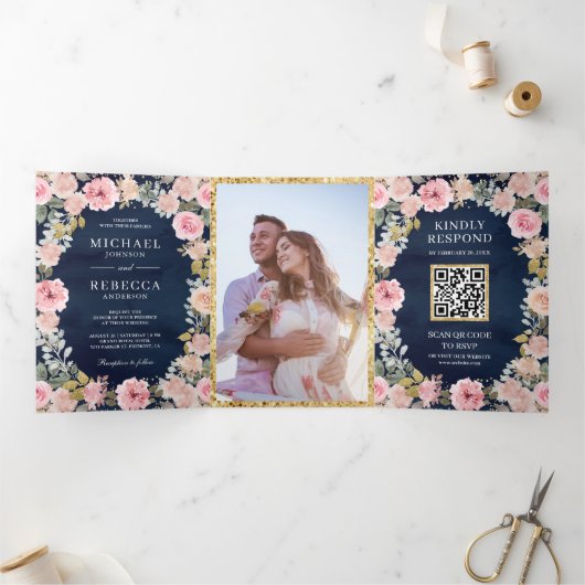 Roze goudbloem Foto QR Code Navy Blue Weddenschap Drieluik Uitnodiging (Binnen)
