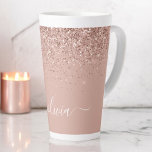 Roze Gouden Blush Roze Glitter Script Monogram Mei Latte Mok<br><div class="desc">Roze Goud - Blush Roze Nep Folie Metallic Glitter Script Monogram Naam Latte Koffiekop Mok. Dit is het perfecte cadeau voor sweet 16 verjaardag,  trouwen,  bruidsfeest,  jubileum,  babyfeest of vrijgezellenfeest voor iemand die houdt van glamour luxe en chic stijlen.</div>