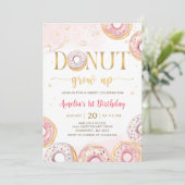 Roze gouden donut groeit op verjaardagsuitnodiging kaart (Staand voorkant)