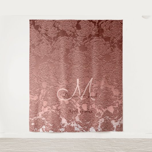 Roze Gouden Elegante Monogram Trouwfotobooth Wandkleed (Voorkant)