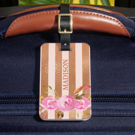 Roze Gouden Gestreepte Monogram Naam Bloemig Bagagelabel (Voorkant Insitu 2)