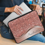 Roze Gouden Glitter Glam Bling Gepersonaliseerd Me Laptop Sleeve<br><div class="desc">Dit ontwerp kan worden gepersonaliseerd in het voorziene gebied door de foto en/of tekst te wijzigen. Of het kan worden aangepast door te klikken op "Personaliseer deze sjabloon" en vervolgens de optie "Klik om verder aan te passen" te kiezen en de achtergrond te verwijderen of de kleur ervan te wijzigen,...</div>