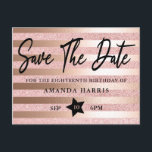 Roze Gouden Glitters 18e Verjaardag Save The Date Briefkaart<br><div class="desc">Maak het komende 18e verjaardagsfeest bekend met deze elegante "18e Verjaardag Save The Date. Twee zeer populaire kleurentrends en glitters zijn samengevoegd om een moderne,  luxueuze en stijlvolle ansichtkaart te creëren . Deze trendy moderne save the date-ansichtkaart bevat een mengsel van roze gouden nepglitter en roze nepsilfoliestrips.</div>