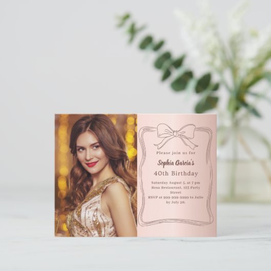 Roze gouden handgetekende strik foto verjaardag uitnodiging briefkaart (Staand voorkant)