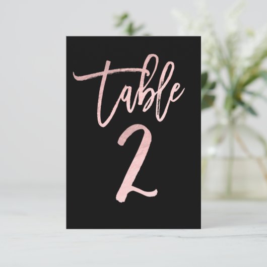 Roze Gouden Roze Folie Moderne Script Tafelnummer  (Staand voorkant)