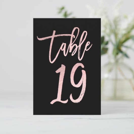 Roze Gouden Roze Folie Moderne Script Tafelnummer  (Staand voorkant)