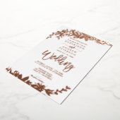 Roze gouden script typografie Bloemige witte trouw Folie Uitnodiging (Gedraaid)
