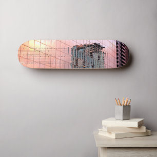 Roze Gouden Vogels op een Skateboard op een hoog t