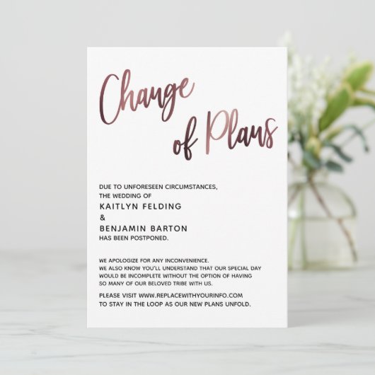 Roze Gouden Wijziging Van Plannen Uitgestelde Trou Kaart (Staand voorkant)