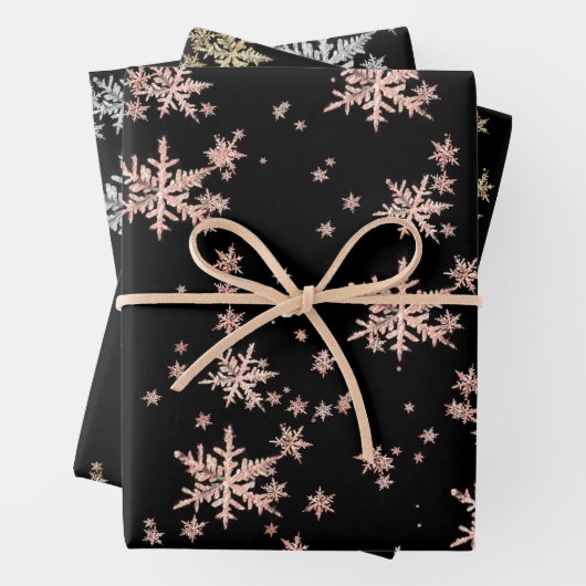 Roze goudgele goudzilversneeuwvlokken zwart inpakpapier vel (In situ)