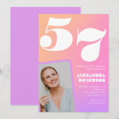 Roze Gradiënt 57e verjaardag uitnodiging Retro Fot (Voorkant / Achterkant)