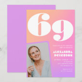 Roze Gradiënt 69e verjaardag uitnodiging Retro Fot (Voorkant / Achterkant)
