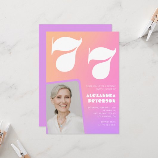 Roze Gradient 77e verjaardag uitnodiging Retro Fot (Voorkant / Achterkant in situ)