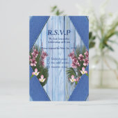 Roze grafische bloemen op blauw-hout-textiel textu RSVP kaartje (Staand voorkant)