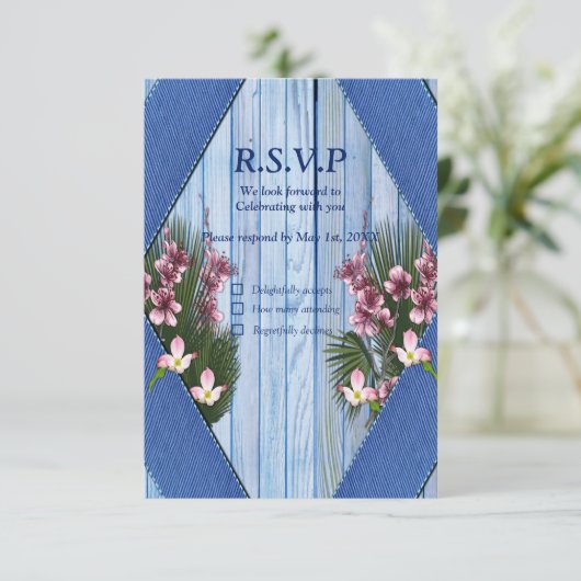 Roze grafische bloemen op blauw-hout-textiel textu RSVP kaartje (Staand voorkant)