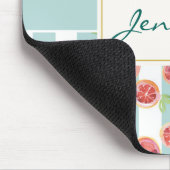 Roze grapefruitpatroon op groene strepen muismat (Hoek)