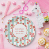 Roze grapefruitpatroon op groene strepen van afgel papieren bordje (Feest)