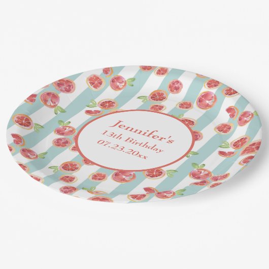 Roze grapefruitpatroon op groene strepen van afgel papieren bordje (Gekanteld)