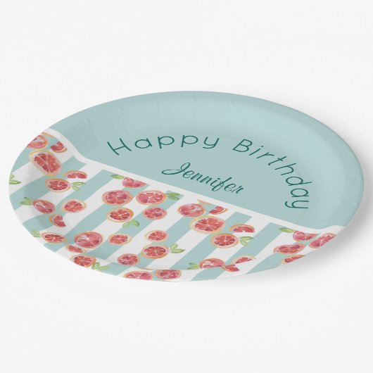 Roze grapefruitpatroon op groene strepen van afgel papieren bordje (Gekanteld)