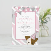 Roze grijs feest puppy gluren verjaardag meisje kaart (Staand voorkant)