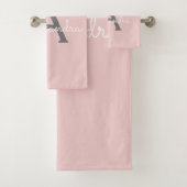 Roze Grijs Moderne Script Meisjesachtige Monogram Bad Handdoek (Insitu)