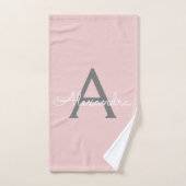 Roze Grijs Moderne Script Meisjesachtige Monogram Bad Handdoek (Handdoek)