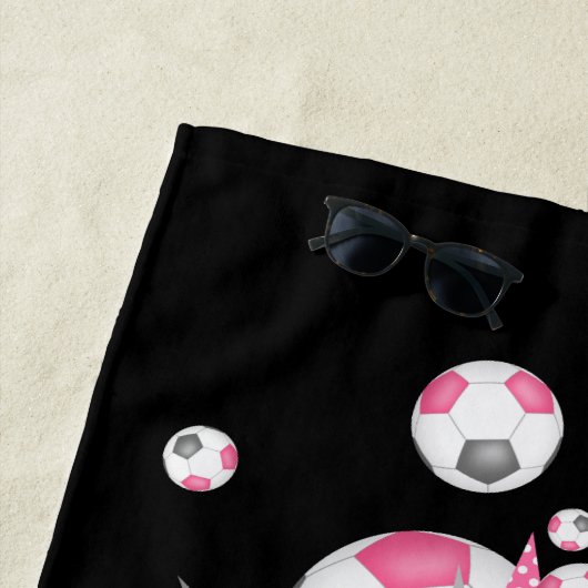 Roze grijs voetbal blowout meisjes aangepaste naam strandlaken (In situ)