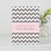 Roze grijze Chevron Custom Baby Shower Invitaties Kaart (Staand voorkant)