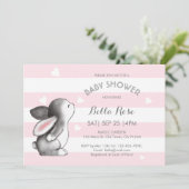 Roze grijze hartslag Bunny Baby Shower Invitaties Kaart (Staand voorkant)