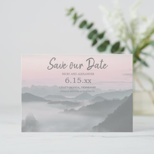 Roze Grijze Nevelige Bergen Sla onze datum op Trou Save The Date (Staand voorkant)
