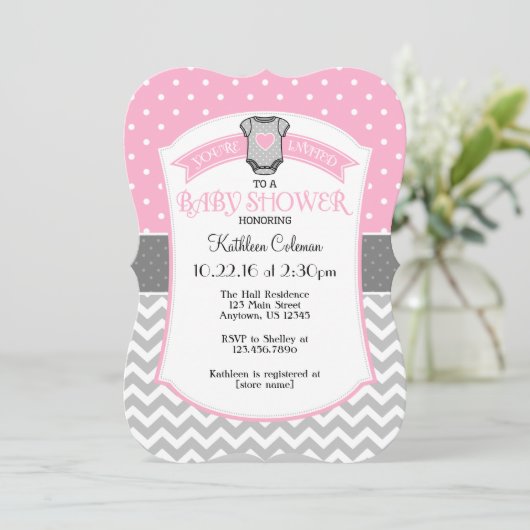 Roze Grijze Polka Dot Chevron Baby shower Uitnodig Kaart (Staand voorkant)