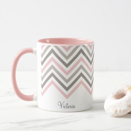 Roze grijze witte Chevron Pattern, gepersonaliseer Mok (Met donut)