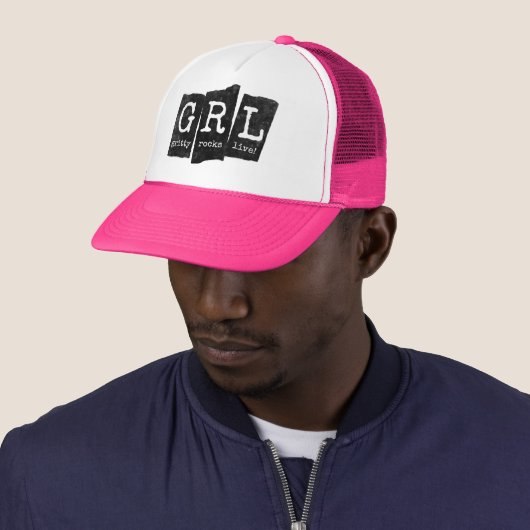 Roze GRL Trucker Hat Pet (In situ)