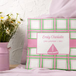 Roze, groen en wit nautisch thema kussen<br><div class="desc">Dit kussen is klaar om te worden gepersonaliseerd met de naam en geboortedatum van een baby,  en heeft een leuk roze,  groen en wit geruite patroon met een roze zeilbootaccent.</div>