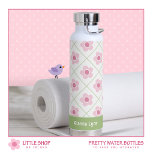 Roze groene bloem gepersonaliseerd waterfles<br><div class="desc">Blijf gehydrateerd met deze gepersonaliseerde waterfles met een delicaat bloemmotief in zachte tinten van roze en groen. Dit unieke ontwerp biedt een mix van eenvoud en charme, waardoor het perfect is voor het toevoegen van een persoonlijke touch aan uw hydratatieroutine. Pas dit ontwerp aan door een naam toe te voegen...</div>