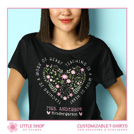 Roze Groene Bloemen Onderwijzen is een Werk van he T-shirt