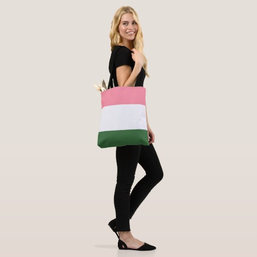 Roze, groene en witte strepen tote bag (Op model)