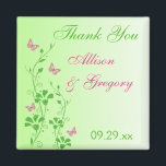 Roze, groene Floral Butterfly Wedding Favor Magnet<br><div class="desc">Deze roze en groene florale dank je voor je huwelijksgunst magneet heeft roze en groene,  gesiMULEERDE,  glittervlinders en bloemen op het net dat overeenkomt met de trouwuitnodiging hieronder. Als er andere overeenkomende objecten zijn die je nodig hebt,  kun je een e-mail sturen naar niteowlstudio@gmail.com.</div>
