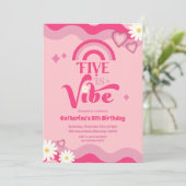 Roze Groovy Five is Vibe Birthday Uitnodiging (Staand voorkant)