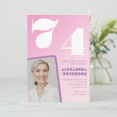 Roze groovy uitnodigingen 74ste verjaardag Retro f (Staand voorkant)