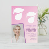 Roze groovy uitnodigingen 77ste verjaardag Retro f (Staand voorkant)