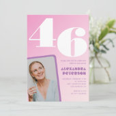 Roze groovy uitnodigingen voor 46e verjaardag Retr (Staand voorkant)