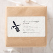 Roze Haarstylist met witte schaarsalon Etiket (Insitu)