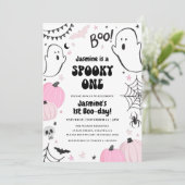 Roze Halloween 1e verjaardag Uitnodiging (Staand voorkant)