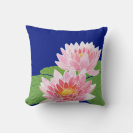 roze handbeschilderde waterlelies op blauw kussen