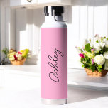 Roze handgeschreven tekst Elegant Waterfles<br><div class="desc">Roze Elegante Waterfles met optie om naam toe te voegen met mooie kalligrafietekst. Meer producten met dit ontwerp staan in het onderstaande collectie.</div>