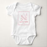Roze handgetekende après bébé meisje winterski romper<br><div class="desc">Deze schattige en moderne ski thema meisje baby bodysuit beschikt over handgetekende illustraties in zachtroze, met inbegrip van ski's, palen, een beanie, en een zoete baby-fles omlijst door een speelse krullende doodle grens op een frisse witte achtergrond. Een unieke en charmante keuze voor ouders-to-be die houden van de pistes, skihut...</div>
