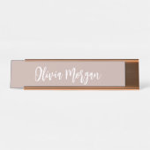 Roze handschrift met draaiende curve bureau naambordje (Voorkant)